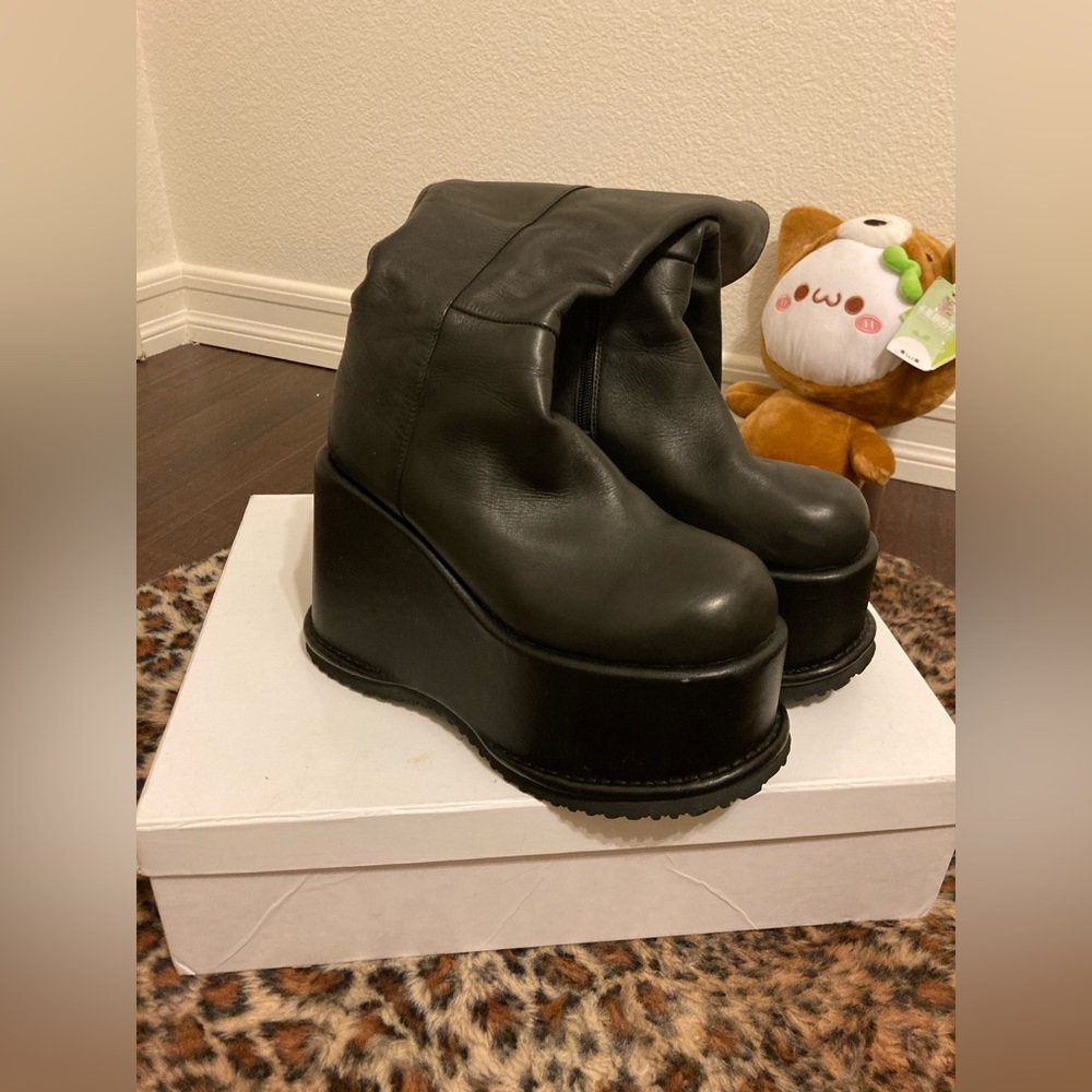 UNIF smoke boot